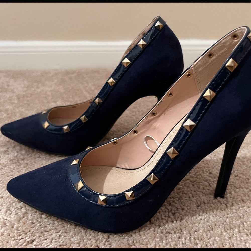 High heels for women. It says size 7 but also fits Size 8.